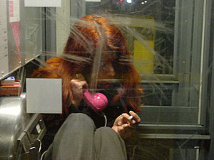 Frau-in-Telefonzelle2