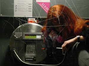 Frau-in-der-Telefonzelle3